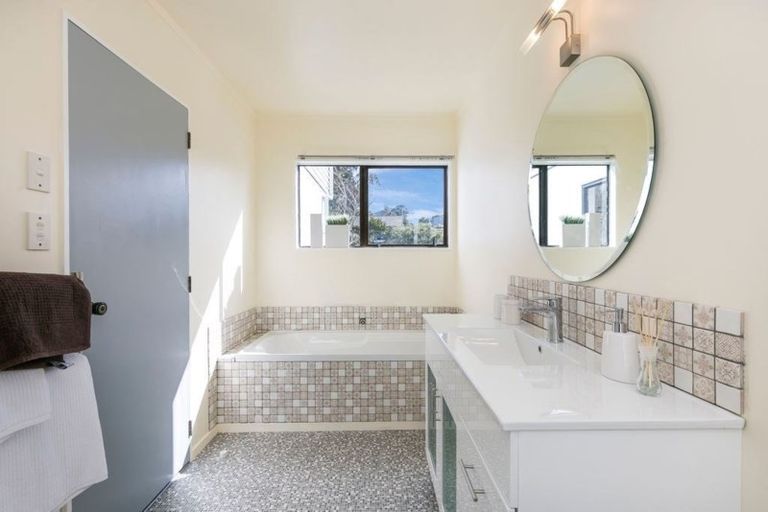 Photo of property in 7 Makatote Grove, Churton Park, Wellington, 6037