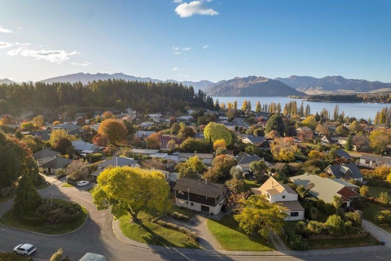 Photo of property in 10 Heuchan Lane, Wanaka, 9305