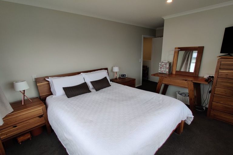 Photo of property in 20u2 Glanmire Road, Newlands, Wellington, 6037