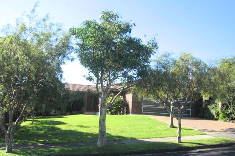 Photo of property in 77 Dalwhinnie Parade, Highland Park, Auckland, 2010