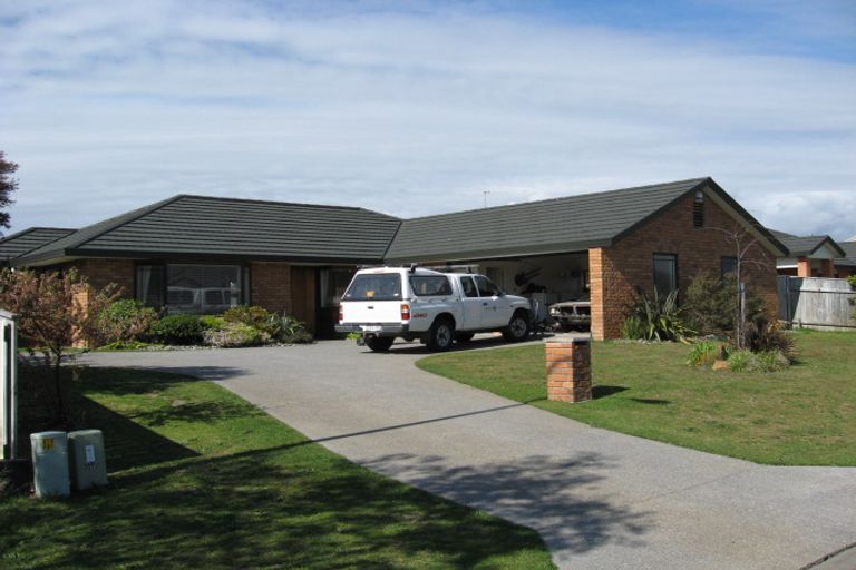 Photo of property in 5 Aburoc Place, Paraparaumu Beach, Paraparaumu, 5032