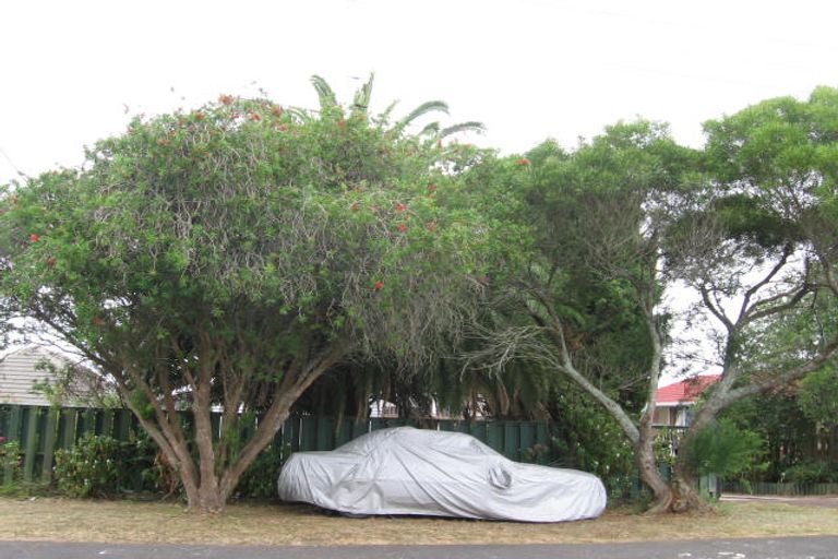 Photo of property in 1/13 Tiri Tiri Road, Birkdale, Auckland, 0626