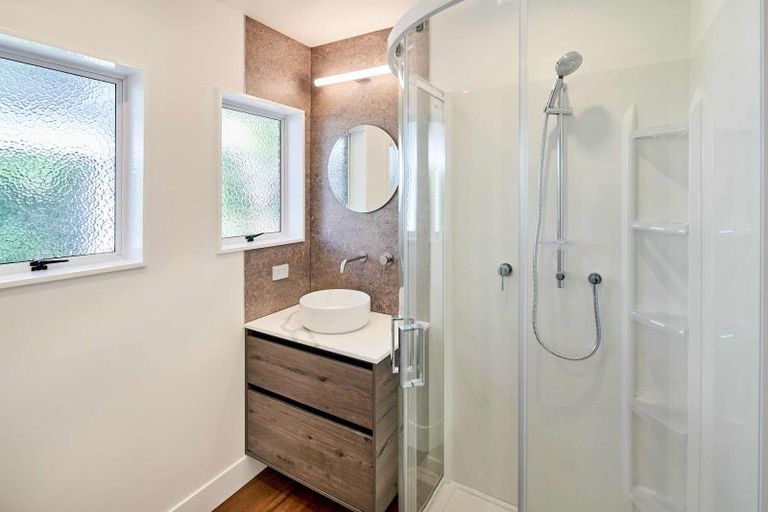 Photo of property in 21 Rewarewa Crescent, Waikanae, 5036