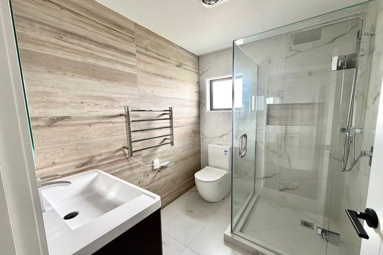 Photo of property in 17b Martin Place, Kelston, Auckland, 0602