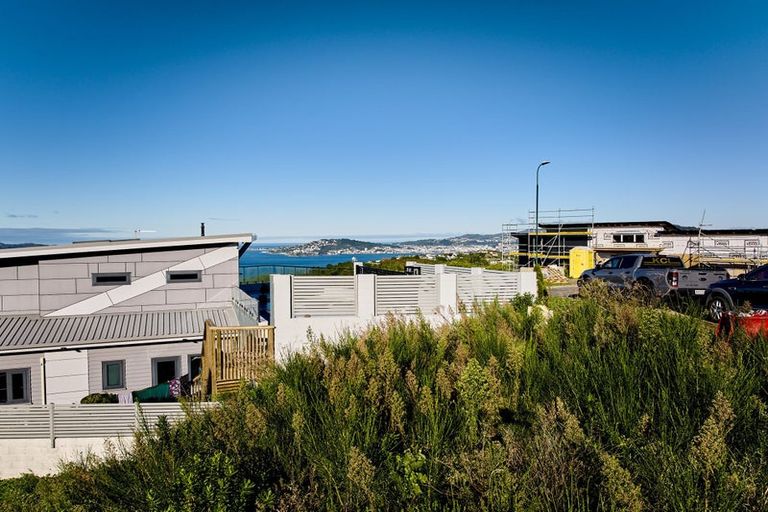 Photo of property in 33 Grumman Lane, Newlands, Wellington, 6037