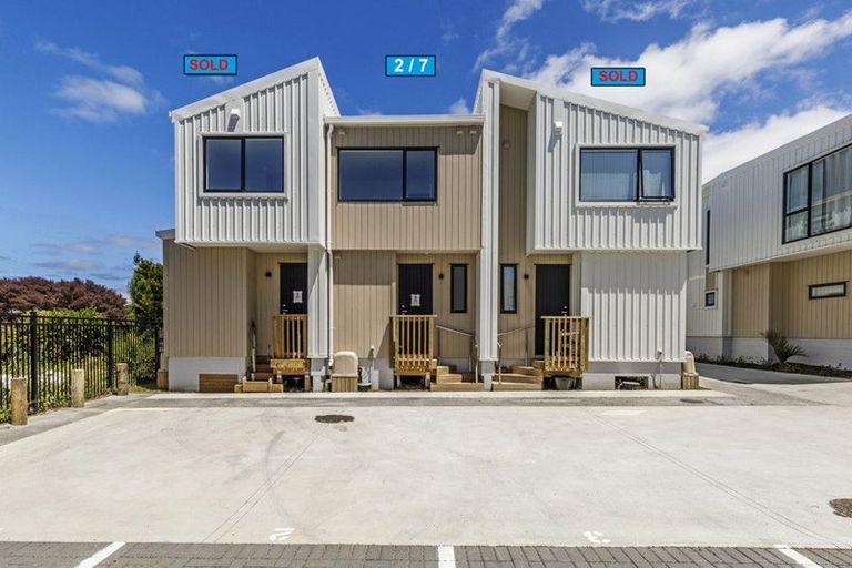 Photo of property in 2/7 Cedar Heights Avenue, Massey, Auckland, 0614