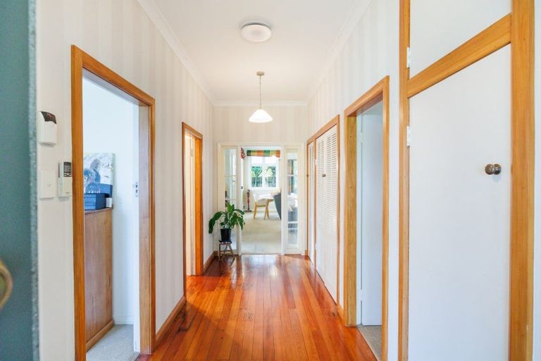 Photo of property in 27 Pahiatua Street, Hokowhitu, Palmerston North, 4410