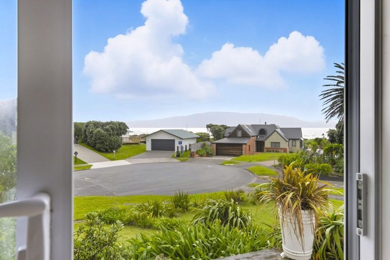 Photo of property in 9 Waiheke Street, Waikanae Beach, Waikanae, 5036