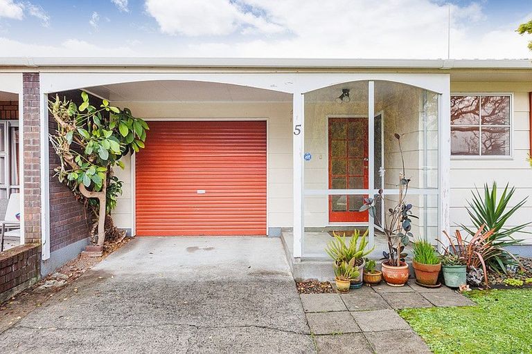 Photo of property in 5 Westhaven Grove, Takaro, Palmerston North, 4412