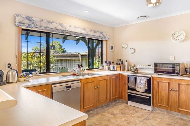 Photo of property in 43 Kilkenny Place, Fitzherbert, Palmerston North, 4410