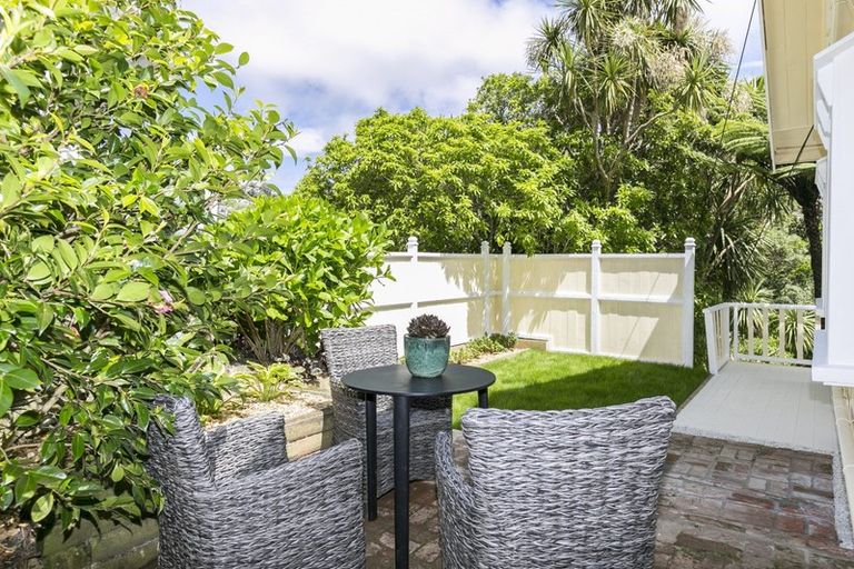 Photo of property in 12 Governor Road, Northland, Wellington, 6012