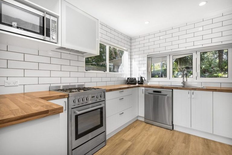 Photo of property in 24 Holiday Road, Stanmore Bay, Whangaparaoa, 0932