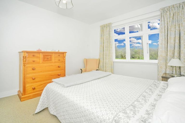 Photo of property in 72 Avenue North Road, Levin, 5510