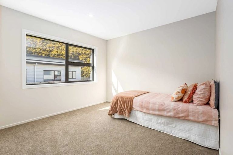 Photo of property in 41 Farnworth Terrace, Glenside, Wellington, 6037