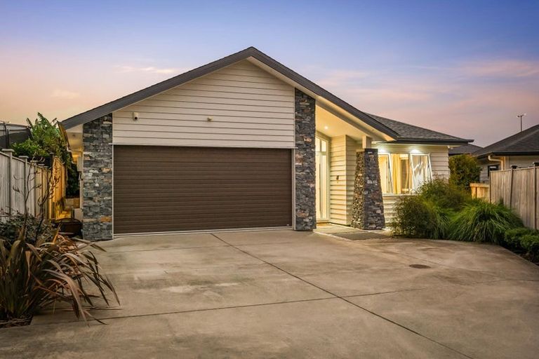 Photo of property in 8 Konoba Avenue, Kumeu, 0810