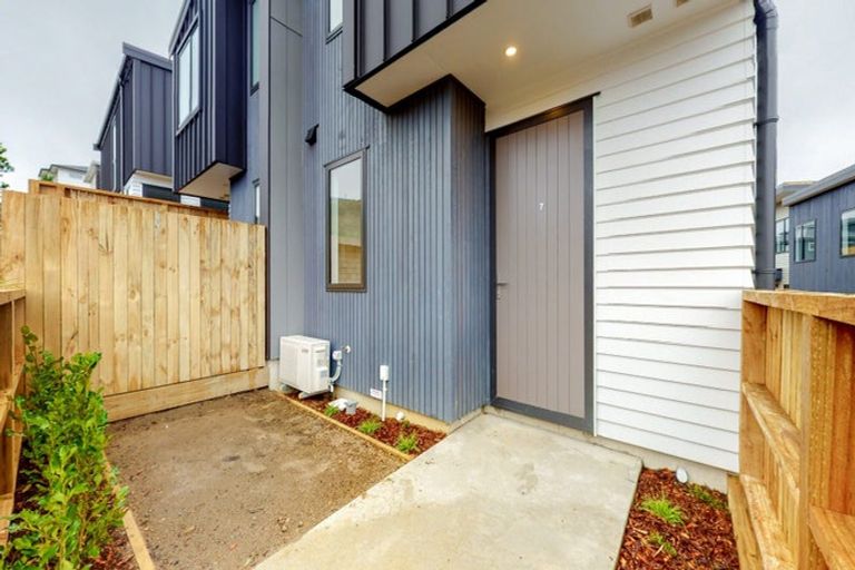 Photo of property in 62u7 Spenmoor Street, Newlands, Wellington, 6037