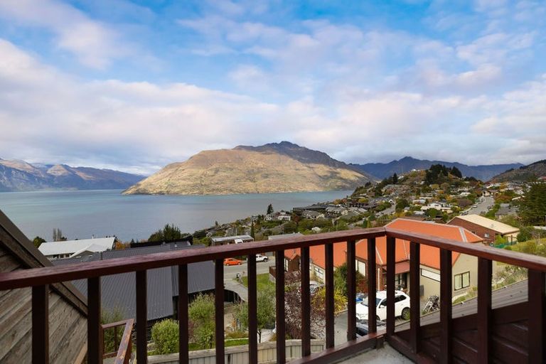Photo of property in 68 Wynyard Crescent, Fernhill, Queenstown, 9300