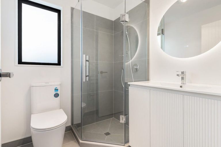 Photo of property in 1/1 Roseberry Avenue, Birkenhead, Auckland, 0626