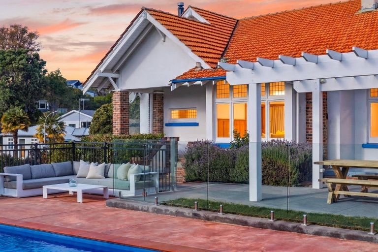 Photo of property in 60 Milton Road, Bluff Hill, Napier, 4110