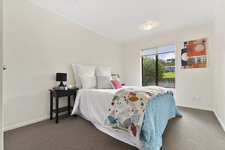 Photo of property in 14 Verdale Circle, Glen Eden, Auckland, 0602