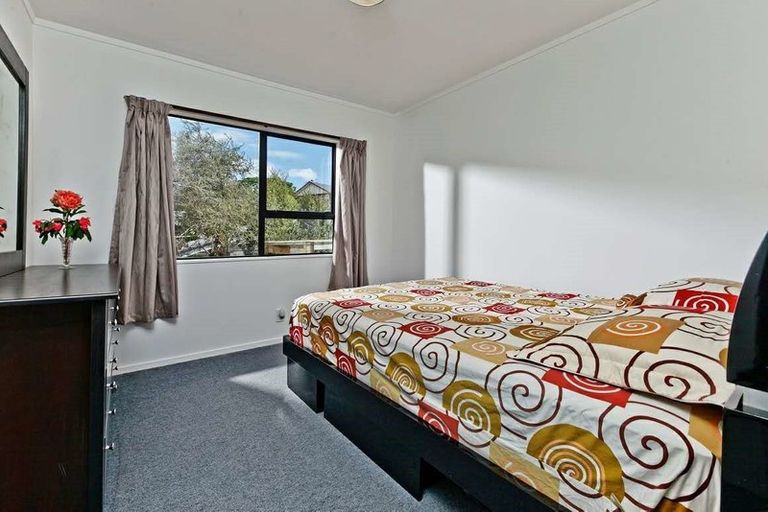 Photo of property in 1/1 Cheval Drive, Totara Vale, Auckland, 0629