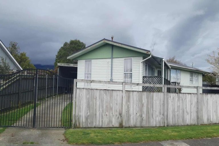Photo of property in 50 Aniseed Grove, Timberlea, Upper Hutt, 5018