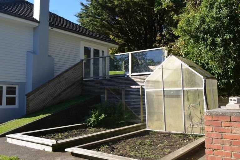 Photo of property in 15 Horokiwi Road West, Newlands, Wellington, 6037