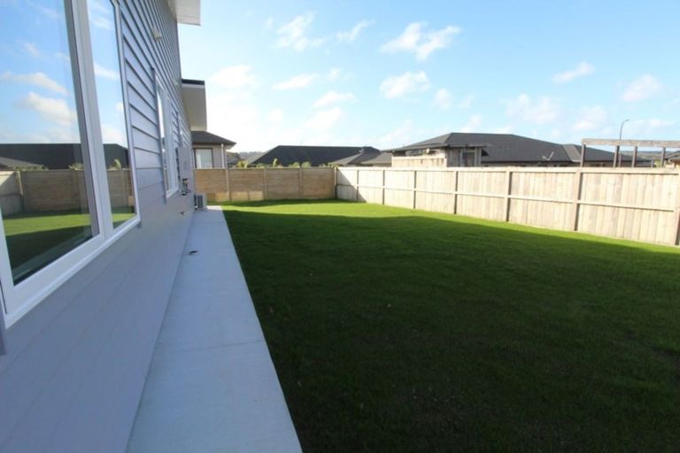 Photo of property in 17 Grove Way, Riverhead, 0820