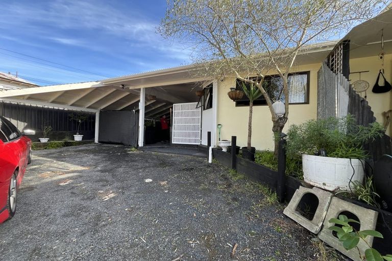 Photo of property in 32 Te Atatu Road, Te Atatu South, Auckland, 0610
