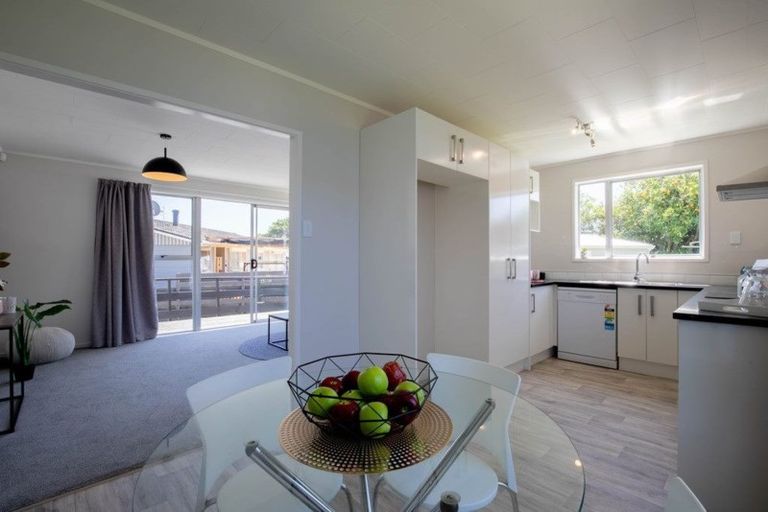 Photo of property in 8 Carbery Place, Manurewa, Auckland, 2102