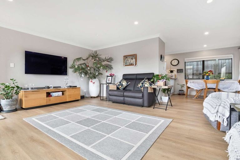Photo of property in 42 Bodi Place, Te Atatu South, Auckland, 0610
