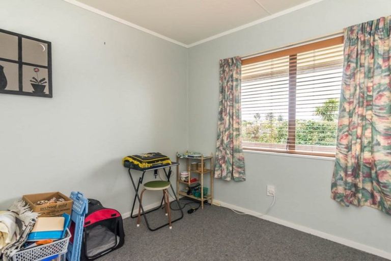 Photo of property in 28 Neil Avenue, Te Atatu Peninsula, Auckland, 0610