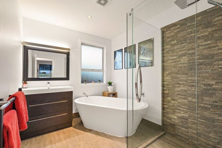 Photo of property in 40 Hartley Terrace, Massey, Auckland, 0614