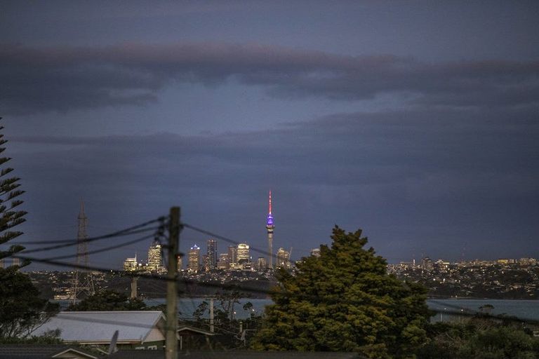 Photo of property in 4 Merville Avenue, Te Atatu South, Auckland, 0610