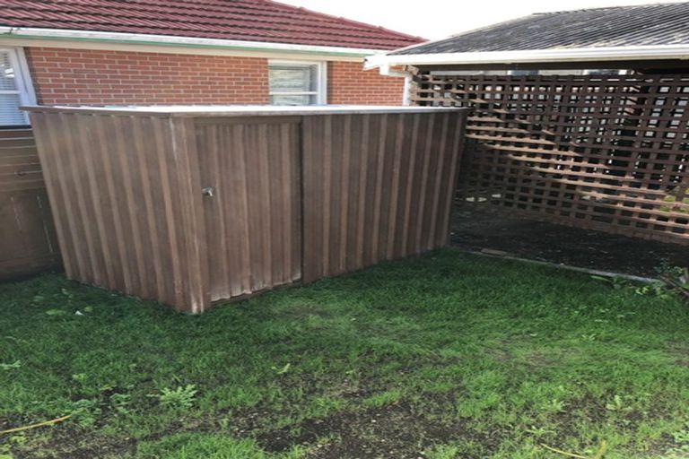 Photo of property in 28a Renata Crescent, Te Atatu Peninsula, Auckland, 0610