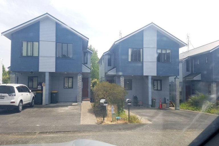 Photo of property in 10/10-26 John Jennings Drive, Oteha, Auckland, 0632