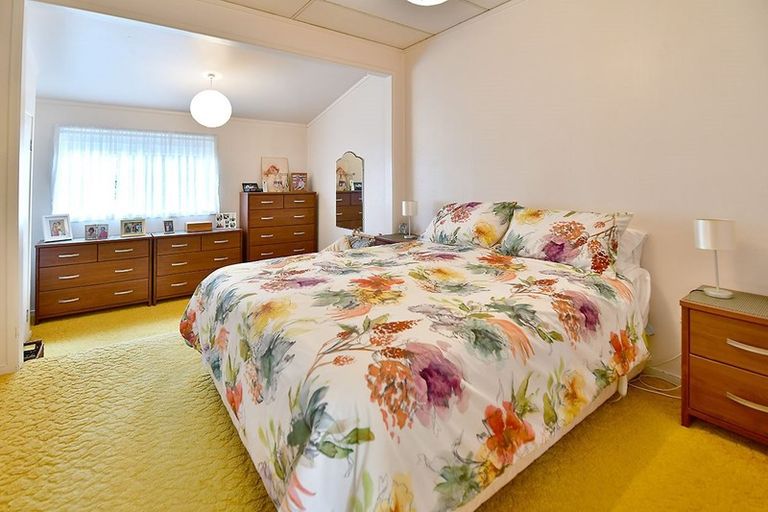 Photo of property in 20 Walton Street, Red Beach, 0932