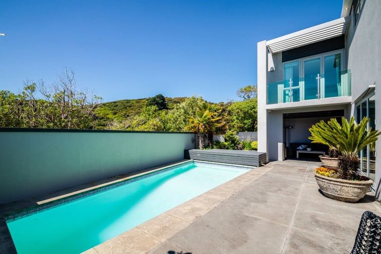 Photo of property in 32 Roys Road, Plimmerton, Porirua, 5026