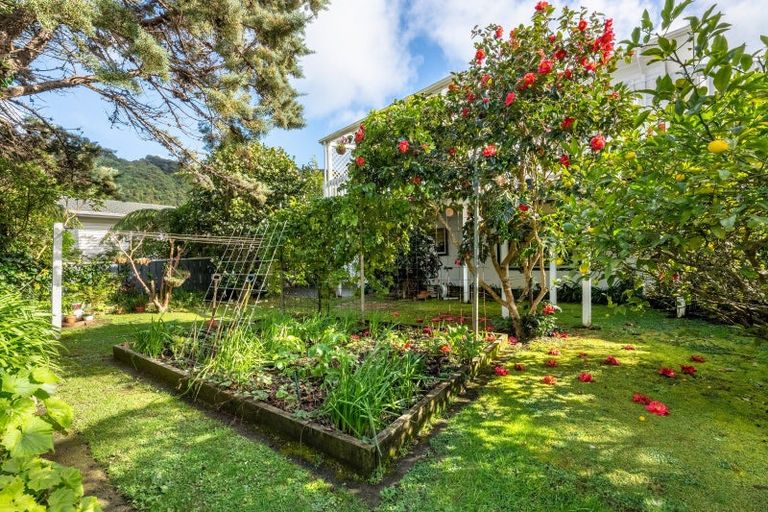 Photo of property in 4 Lincoln Grove, Wainuiomata, Lower Hutt, 5014