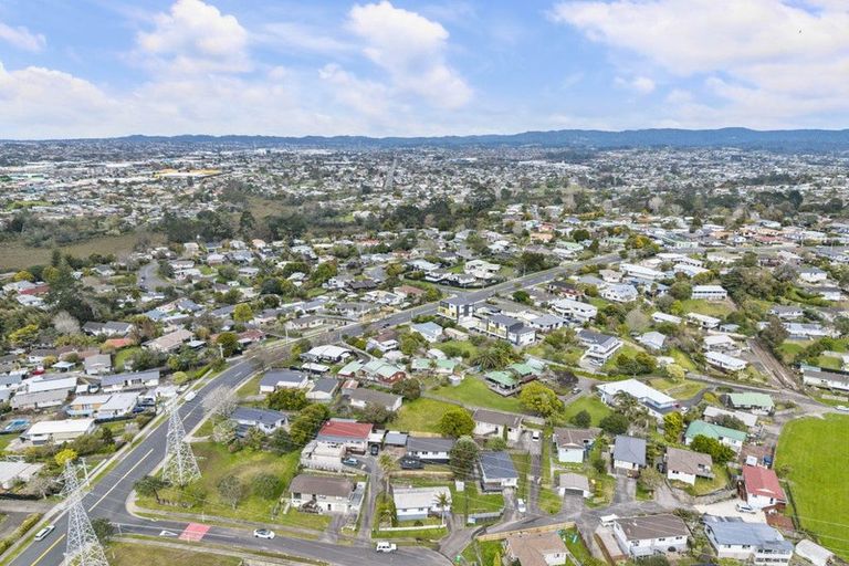 Photo of property in 8 Halloran Place, Massey, Auckland, 0614