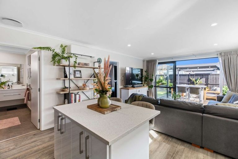 Photo of property in 11 Survila Street, Takanini, 2110