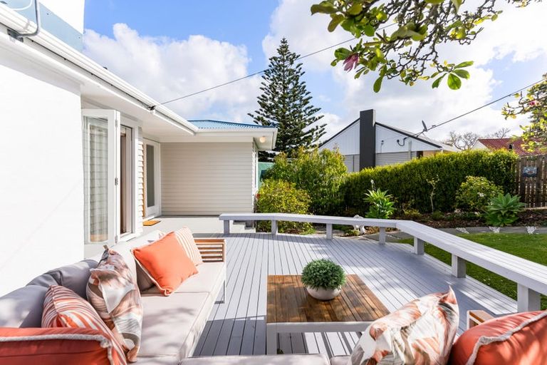 Photo of property in 2/18 Felstead Street, Birkenhead, Auckland, 0626