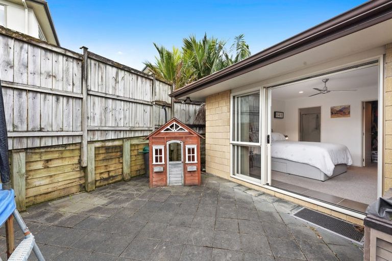 Photo of property in 16 Fernloche Place, Flat Bush, Auckland, 2016