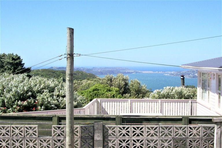 Photo of property in 72 Ruskin Road, Newlands, Wellington, 6037
