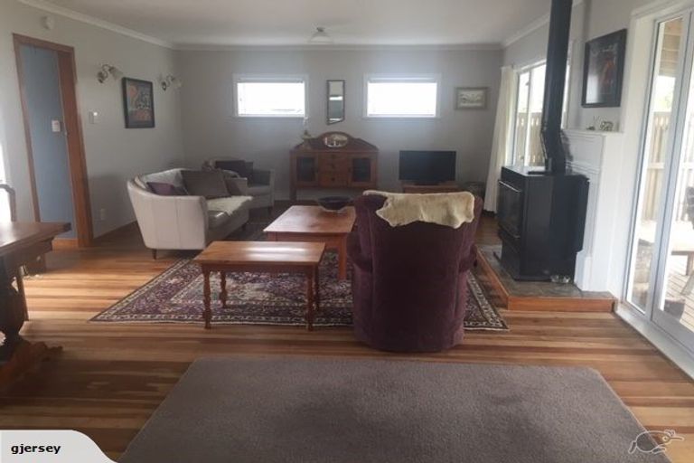 Photo of property in 10 Helga Crescent, Te Atatu Peninsula, Auckland, 0610