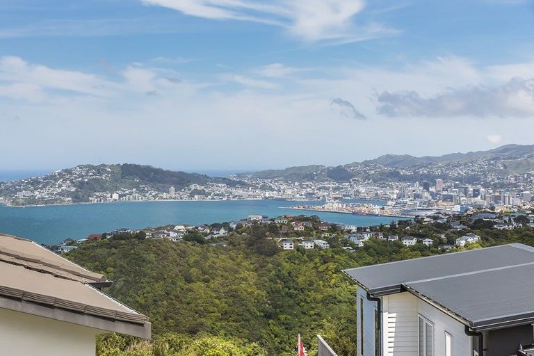 Photo of property in 12 Grumman Lane, Newlands, Wellington, 6037