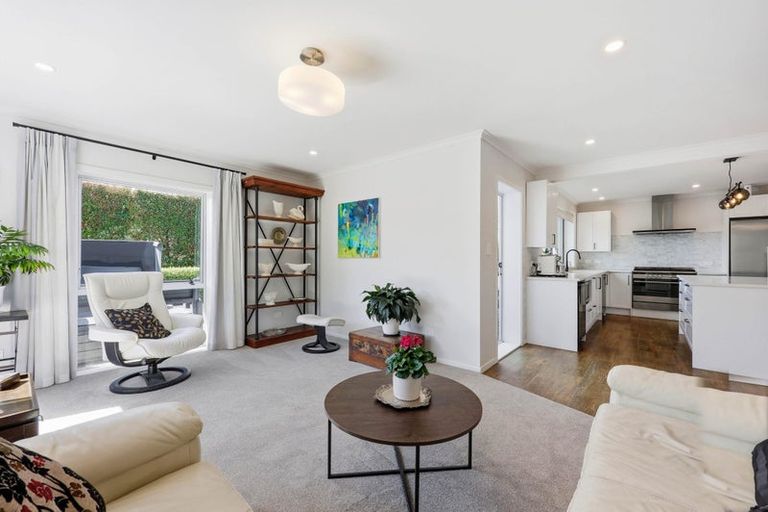Photo of property in 2 Callender Place, Shelly Park, Auckland, 2014