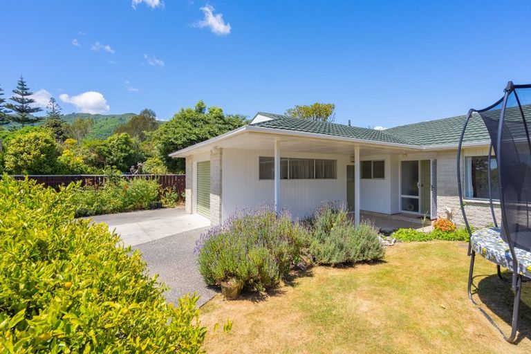 Photo of property in 24 Rewarewa Crescent, Waikanae, 5036