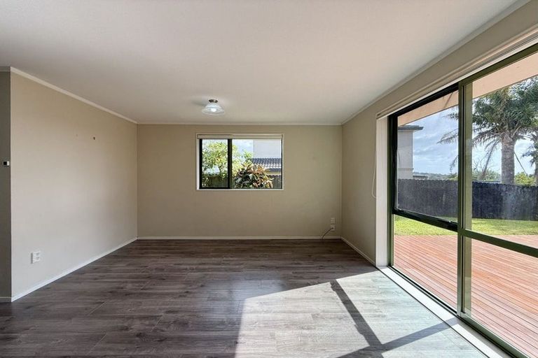Photo of property in 48 Ruze Vida Drive, Massey, Auckland, 0614