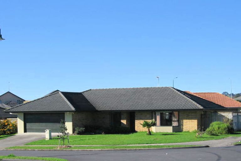 Photo of property in 1 Frank Bunce Grove, Flat Bush, Auckland, 2019